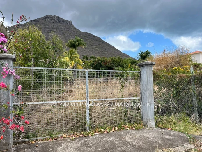 Terrain résidentiel de 1 064 m² à vendre à Rivière Noire