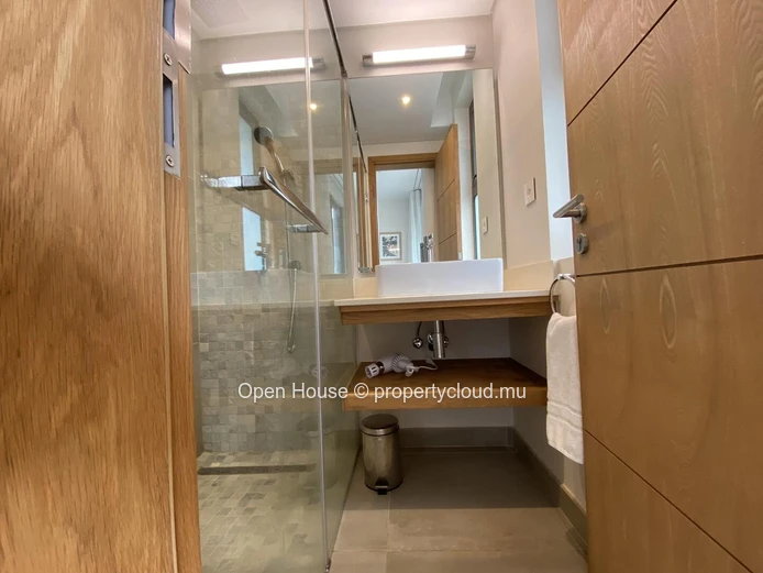 A VENDRE: villa PDS entièrement meublée  -  domaine prisé - 3 chambres en suite - piscine privée sur beau jardin  - s...