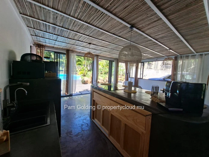 Élégante Maison Rénovée de 4 Chambres avec Piscine à Débordement et Vue sur La Tourelle