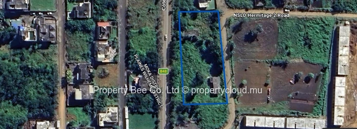 Development land: 85% of a residential arpent with 2 old buildings