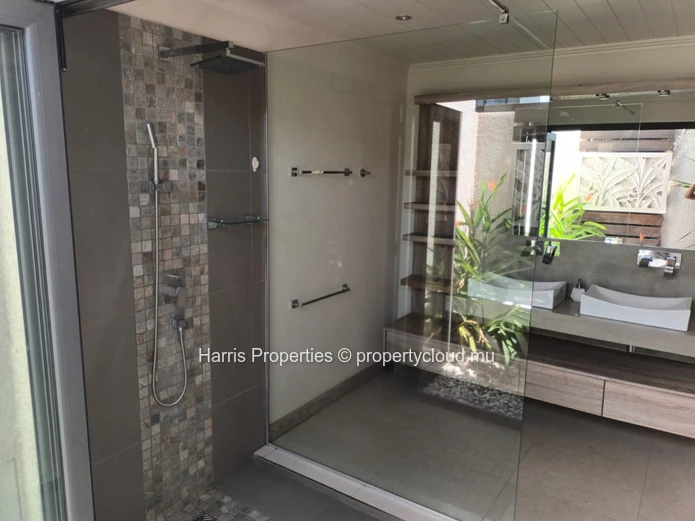 À vendre : Luxueuse Villa  de 400m2 avec 4 chambres à coucher ensuite région Grand-Baie
