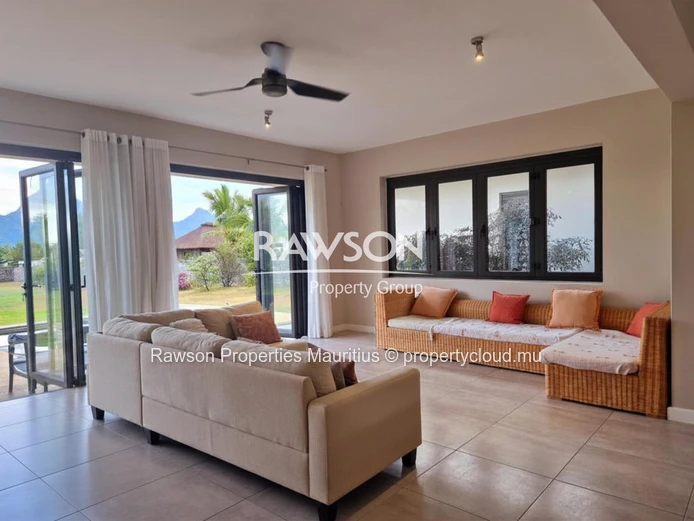 Maison d’Exception de 4 Chambres à Louer | Domaine Sécurisé à Tamarin | Vue sur les Montagnes & Jardin de 4 221 m² 