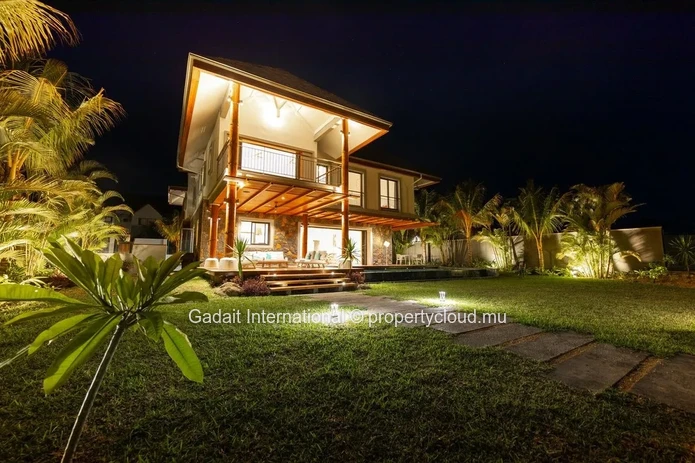 Luxury Villa with Private Mooring for Sale | La Balise Marina – Black River