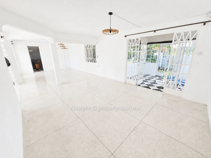 Charming 4-Bedroom Family Home with Pool – Walking Distance to Blue Bay Beach
