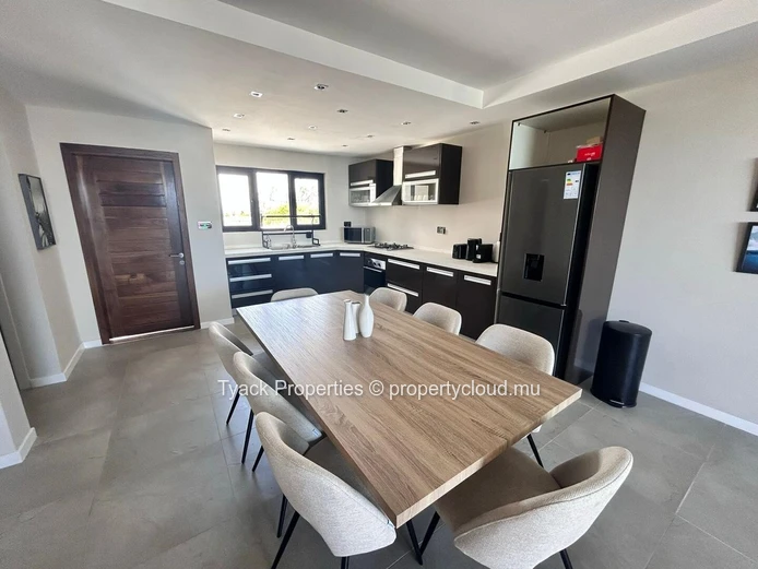 Elegant Penthouse with Ocean Views and Private Pool in Bain Boeuf
