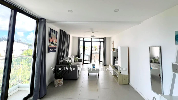 Building for sale in Trou aux Biches, 780m² living space, 671m² of land, shared pool, close to the beach and shops, 8...