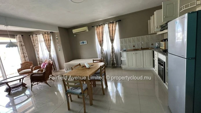 Appartement à louer à Grand Baie avec piscine commune, vue mer du balcon d'en haut. Prix : Rs 25 000