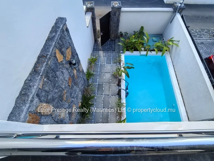 Villa Neuve de 4 Chambres à Louer à Grand Baie | Piscine Privée, Garage, Balcons et Propriété Sécurisée
