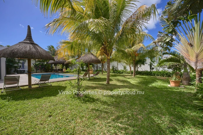 RES villa, accessible to non-Mauritians, for sale in Grand Baie, 362m² of living space, 1,185m² plot, 4 bedrooms, off...