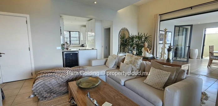 Stunning beach front apartment with two suites
