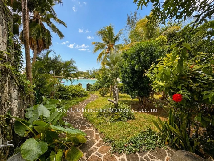 Modern 4-Bedroom Triplex with Office to Rent in Pereybere