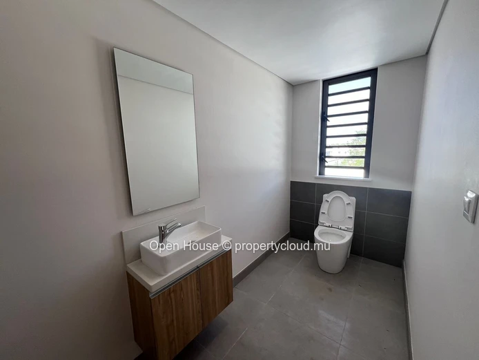 Luxurious penthouse with 3 bedrooms including a master suite, 2 bathrooms, and a swimming pool, located just 300 mete... (Sole Mandate)