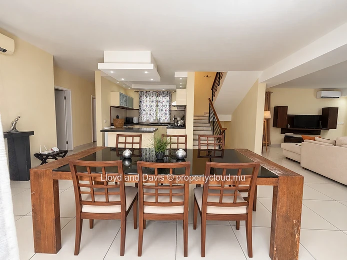 Triplex de 4 chambres avec piscine privée à Rivière Noire