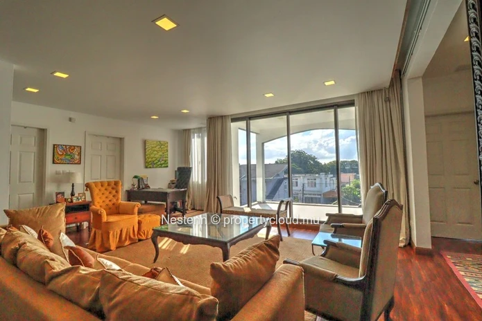 Bright 4-bedroom family apartment – Prime location