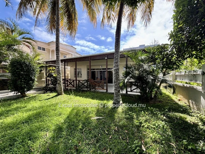 House With Large Veranda, Garden And Beach Walking Distance – Pereybere