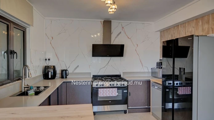 Charming 3-bedroom en-suite townhouse with swimming pool 