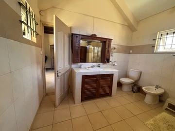6 Bedroom House