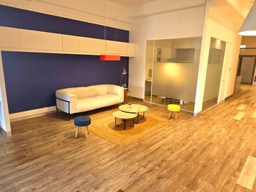 Air-conditioned unfurnished office space of 172 m², offering a comfortable and modern work environment, ideally locat...