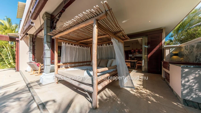 Exquise Villa Tropicale Nichée dans un Domaine de Golf Prestigieux