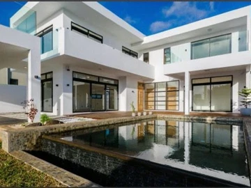 4-Bedroom Modern Home with Pool near Bassin Park