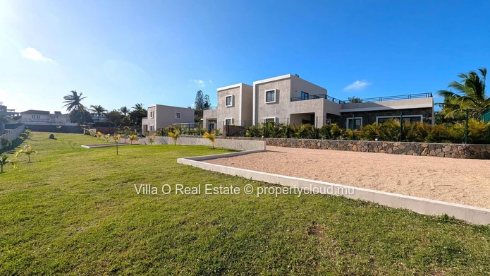 Dans une toute nouvelle résidence sécurisée, exclusive, avec un superbe jardin commun de 2000 m2, jolie maison avec j...