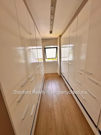Villa de Luxe de 4 Chambres en Bord de Rivière à Vendre – Tamarin, Ouest