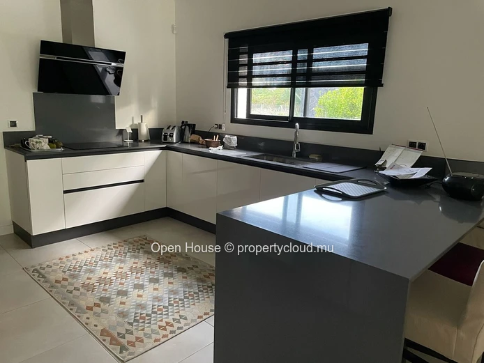 Luxury 4-Bedroom PDS Villa with Private Pool in Tamarin