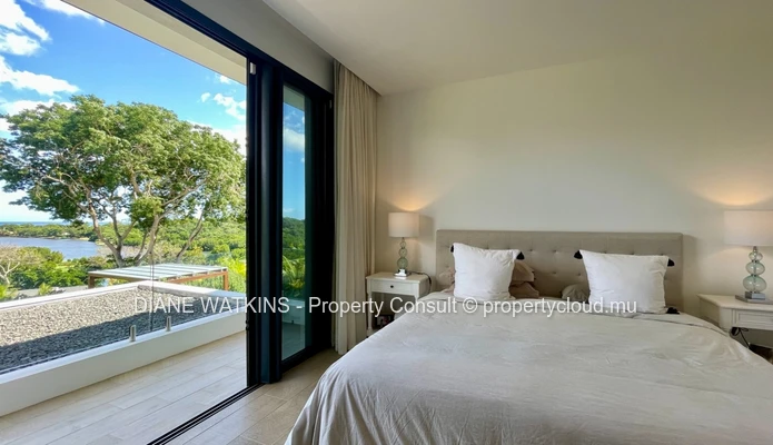 Contemporary Villa with Exquisite Views