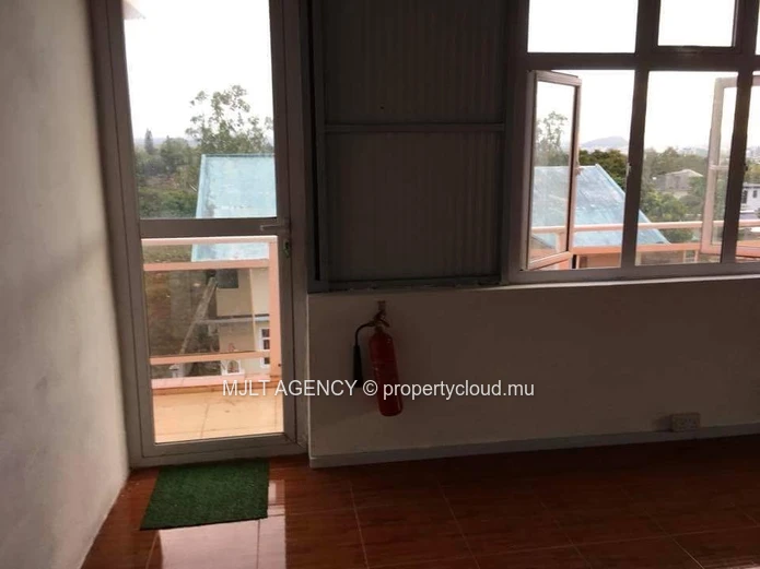 Bureau 61 m² à Moka, Route Bois Cheri — lumineux, balcon et vue montagne