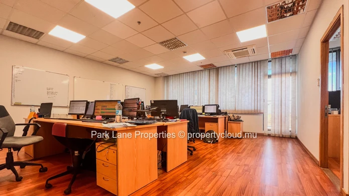 Vivez l’Excellence : Votre bureau panoramique à Ebène !