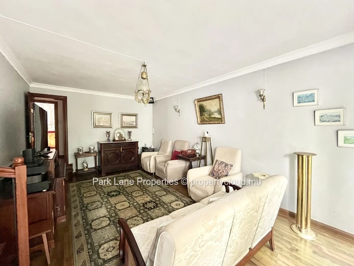 Emplacement de choix à Floreal : Maison polyvalente de 3 chambres avec potentiel d'Investissement