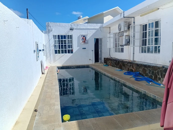 BELLE MAISON MEUBLÉE AVEC PISCINE À VENDRE À Roches Noires Village