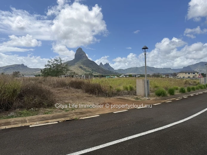 Prime Residential Land with Mountain Views – Tamarin