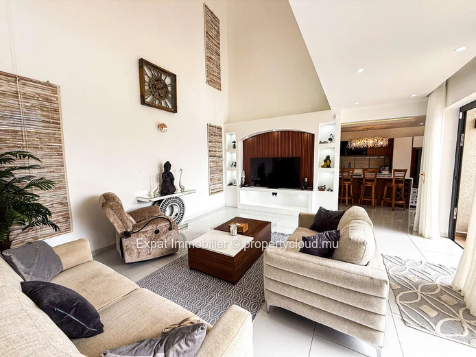 Exceptional Villa With Generous Spaces – Péreybère