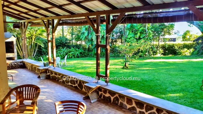 Grand terrain avec maison principale et chalet à vendre à Curepipe