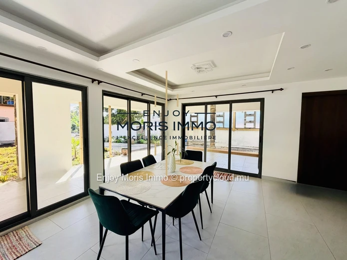 Modern villa for rent in Roches Noires