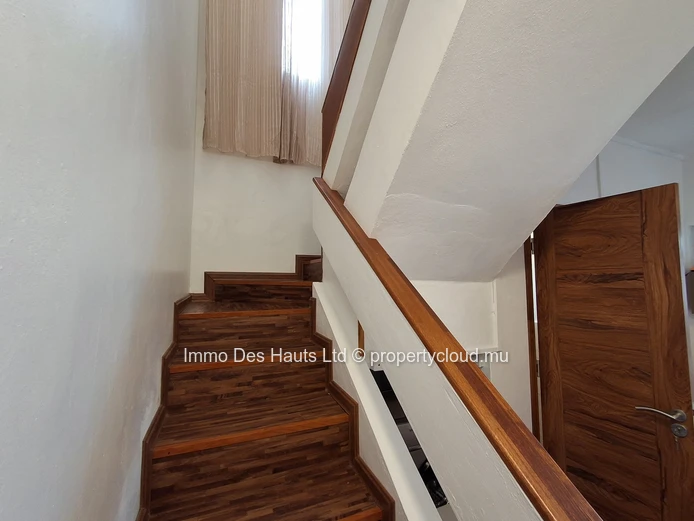 Maison de trois chambres meublé en location long terme vacoas 