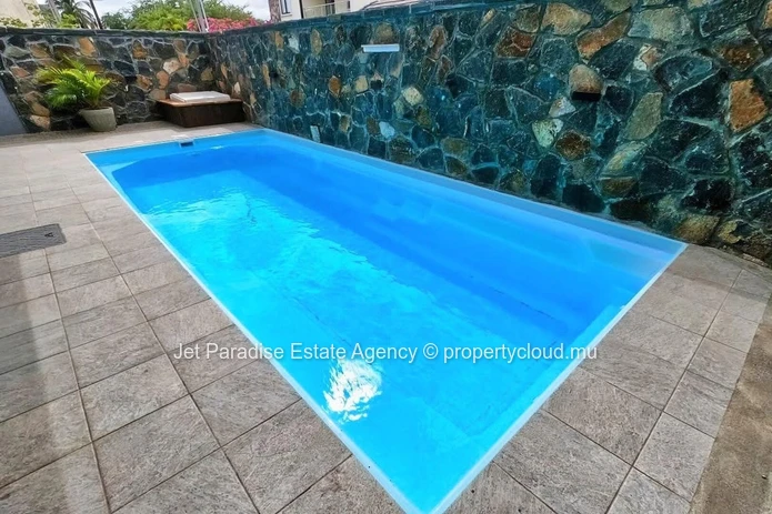 Stunning G+2 Apartment with Sea and Mountain Views in Flic en Flac - 166m² Living Space, 3 Bedrooms, Communal Pool - ...