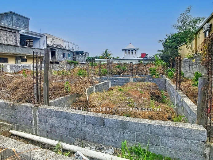 Residential land on the roadside