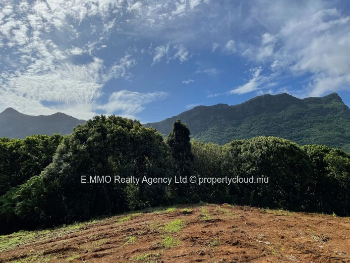 1,273 m² residential plot with mountain views – Rive Gauche, Moka