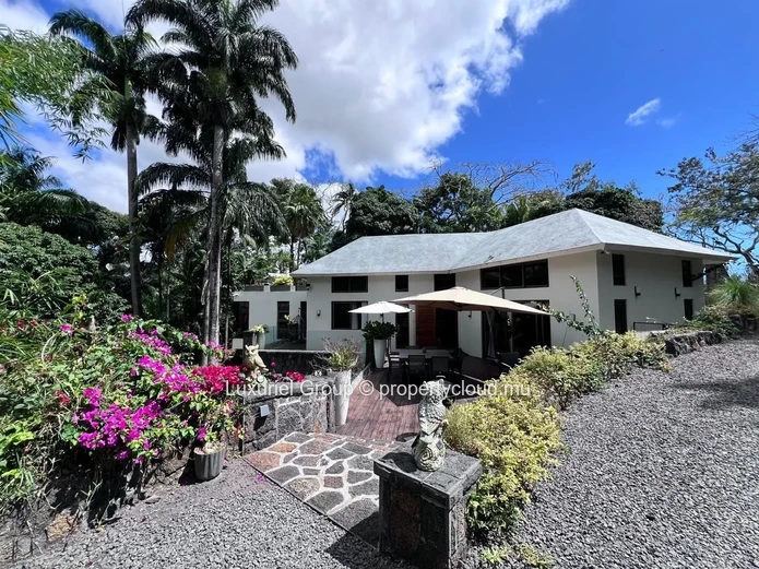  Résidence Coloniale de Prestige au Cœur d’un Écrin Tropical