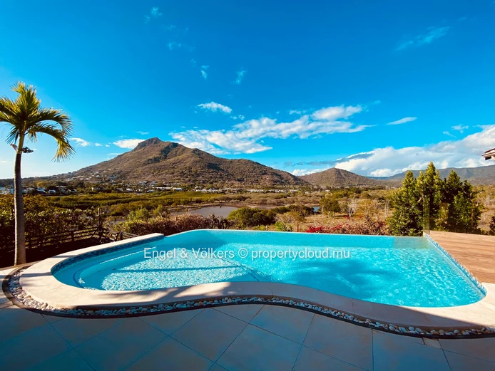 A Private Family Retreat with Breathtaking Ocean and mountain Views