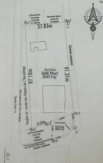 Development land: 85% of a residential arpent with 2 old buildings