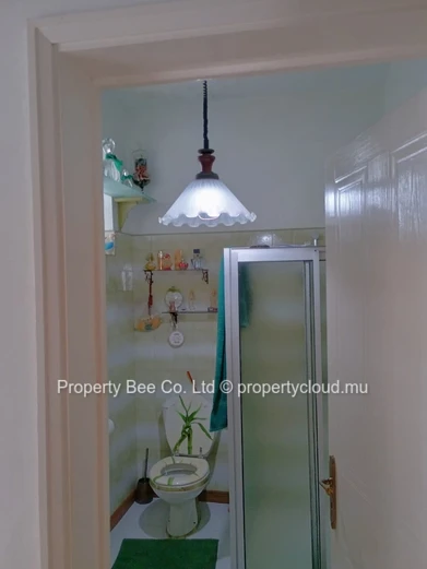 Maison dans morcellement célèbre = Proximité d'avenue Nalletamby