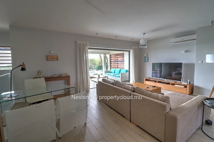 4-bed penthouse with sea view in a sought-after region. 