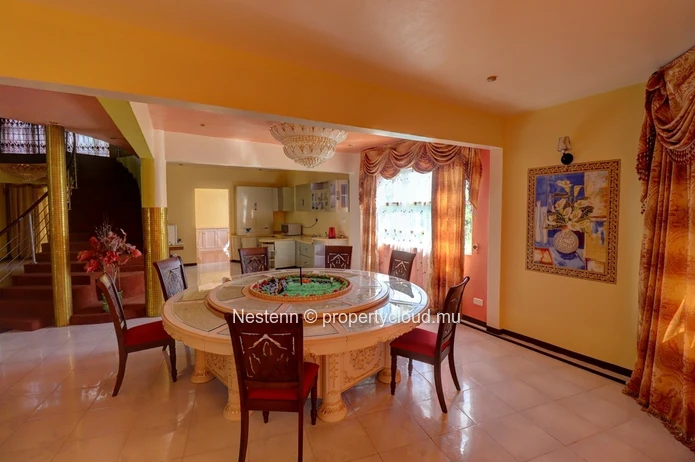 Traditional 5 bedroom house with swimming pool and garden 