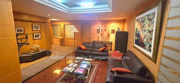 Discover this elegant, air-conditioned and unfurnished office of 360 m2, ideally located in the heart of Port Louis