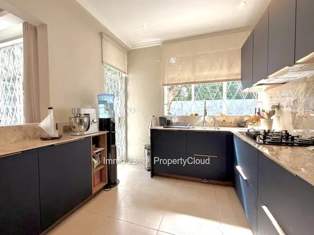 Houses / Villas - 4 bedrooms - Beau Bassin