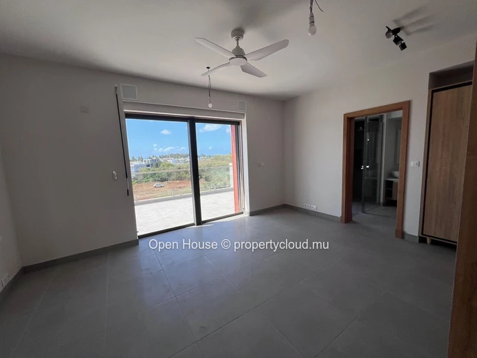 Luxurious penthouse with 3 bedrooms including a master suite, 2 bathrooms, and a swimming pool, located just 300 mete... (Sole Mandate)