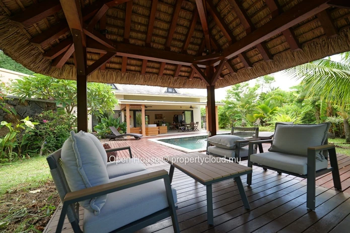 Villa à vendre à Rivière Noire, 320m² habitables, terrain de 1.470m², 5 chambres, bureau, piscine privée. Prix : 900 ...
